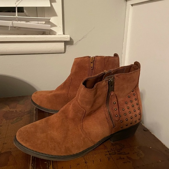 White Mountain Shoes - White Mountain suede ankle boots, size 7.5m